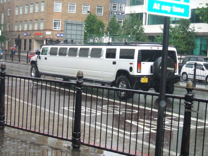 hummer_limo.jpg