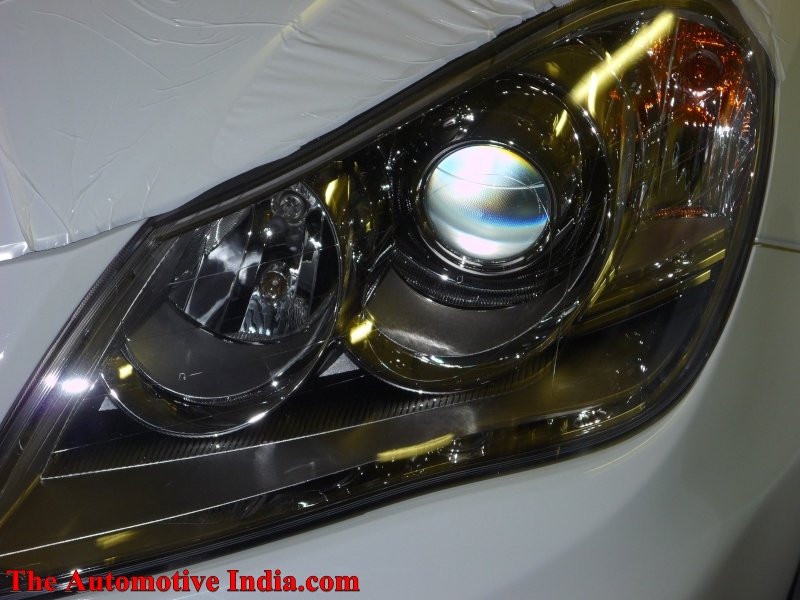 maruti kizashi headlight.jpg