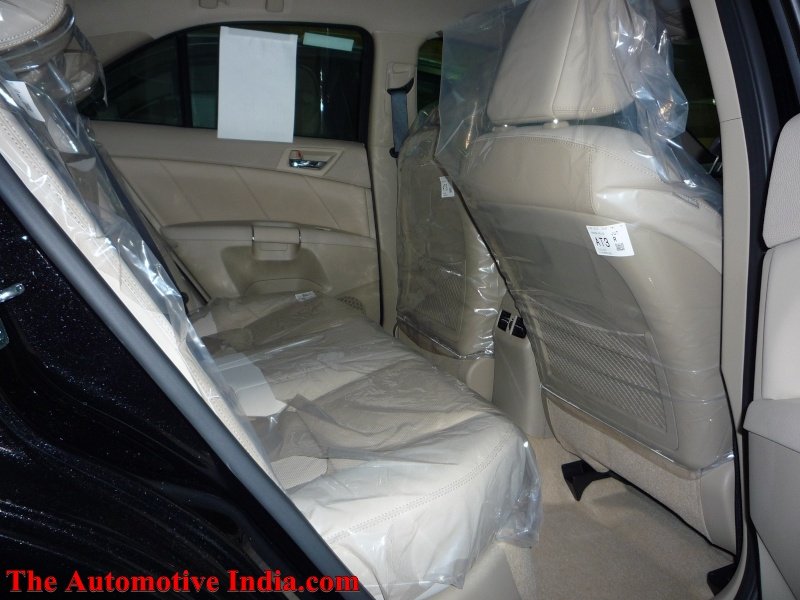 maruti kizashi rear seats.jpg