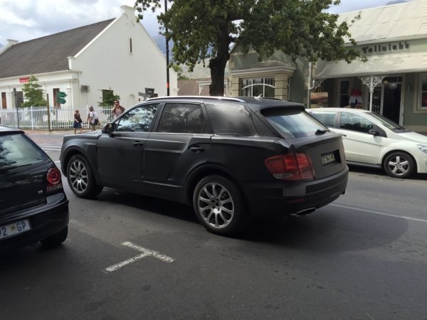 2016-Bentley-Bentayga-spied-rear-three-quarter-South-Africa.jpg