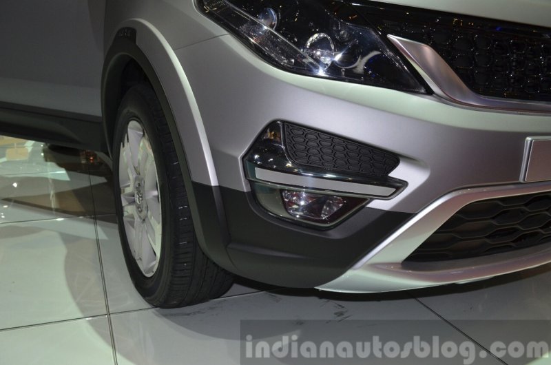 Tata-Hexa-foglamp-front-at-the-2015-Geneva-Motor-Show.jpg