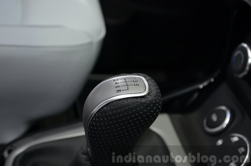 Tata-Hexa-gear-knob-at-the-2015-Geneva-Motor-Show.jpg