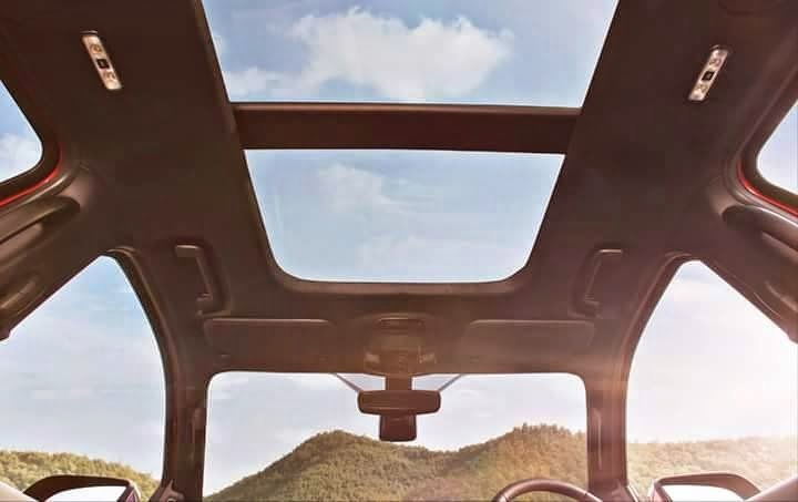 2015-Ford-Everest-press-shot-panoramic-sunroof..jpg