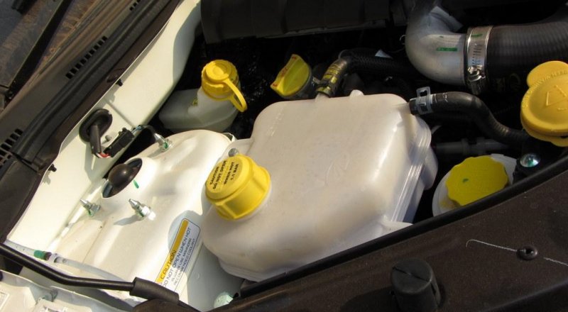 Mahindra-XUV-500-Engine-Compartment.JPG