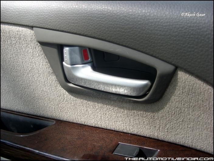 Maruti-Suzuki-SX4-Diesel--Door-Handle-Interior.JPG