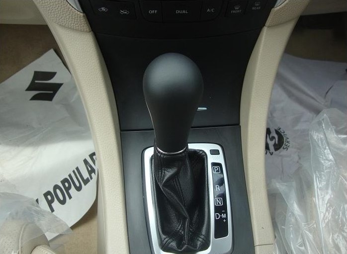 Maruti-Suzuki-Kizashi-Gear-Lever.JPG