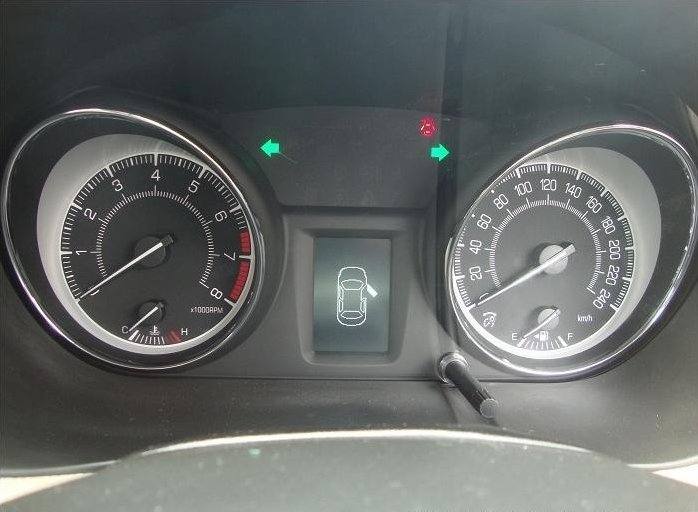 Maruti-Suzuki-Kizashi-Instrument-Cluster.JPG