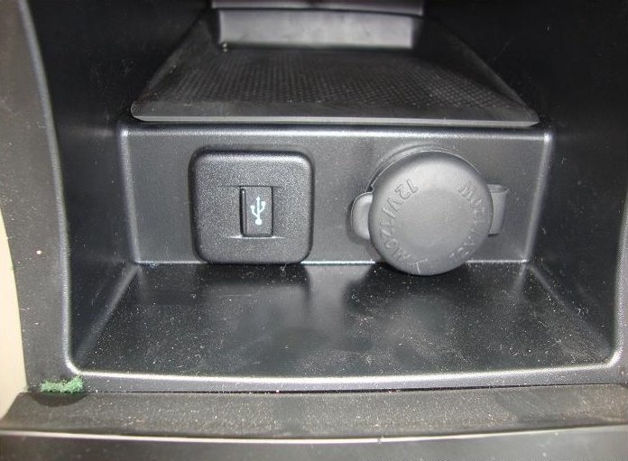 Maruti-Suzuki-12V-&-USB-Socket.JPG