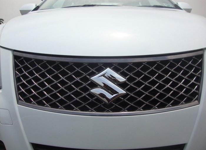 Maruti-Suzuki-Kizashi-Logo-on-Grill.JPG