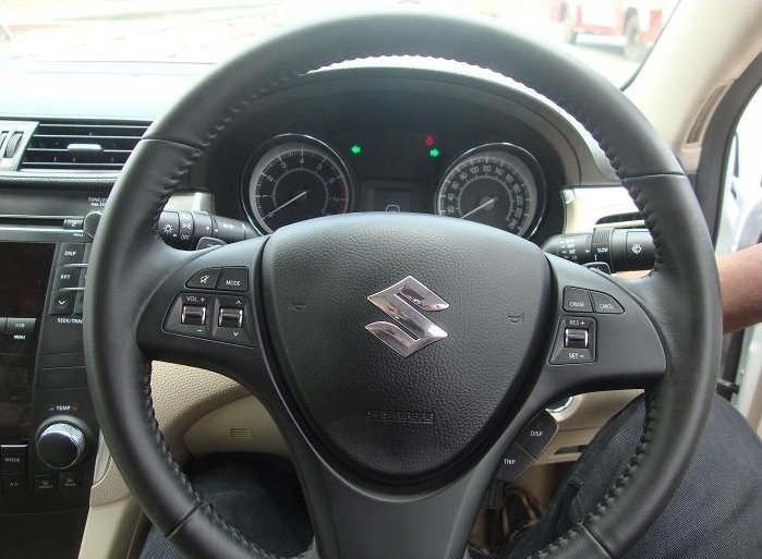 Maruti-Suzuki-Kizashi-Steering.JPG