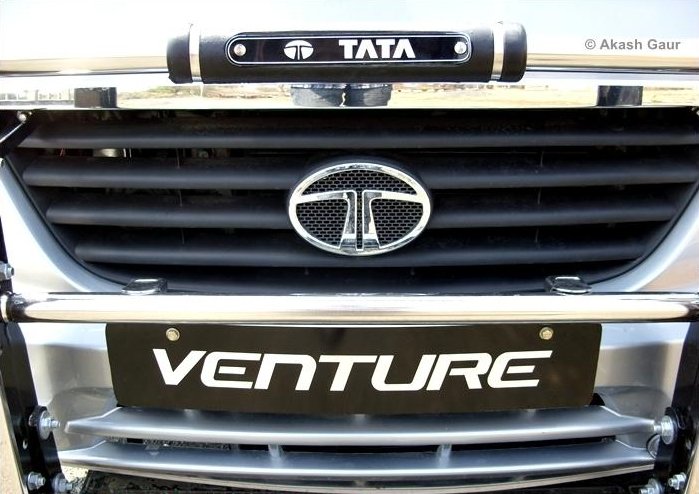 Tata-Venture-Logo-on-Grille.JPG