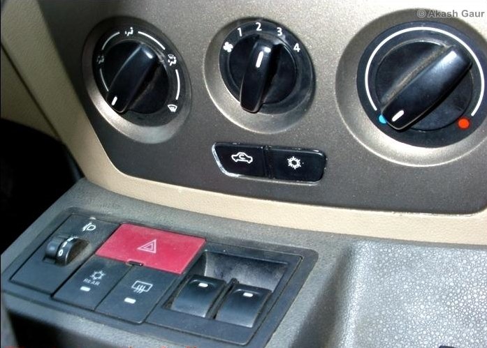 Tata-Venture-AC-controls.JPG