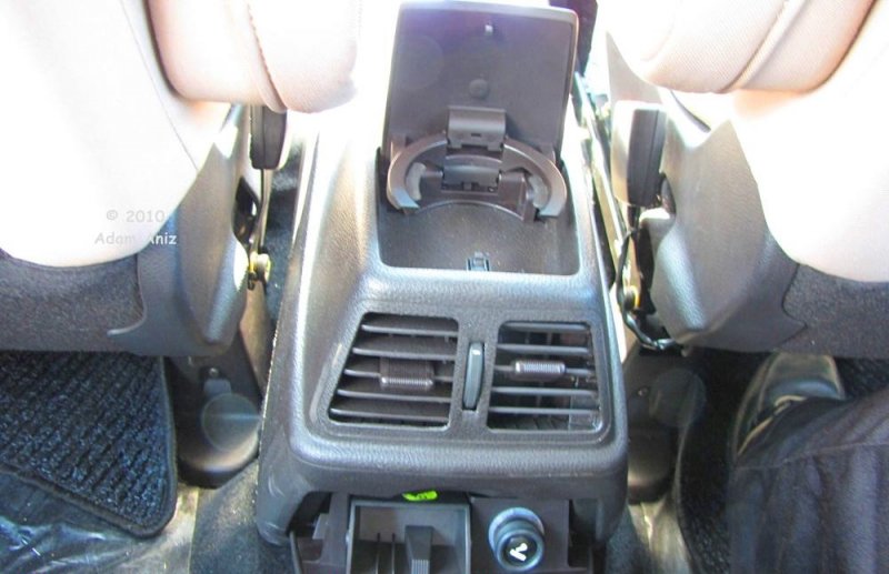 Tata-Aria-Rear-Seat-AC-Vents.jpg