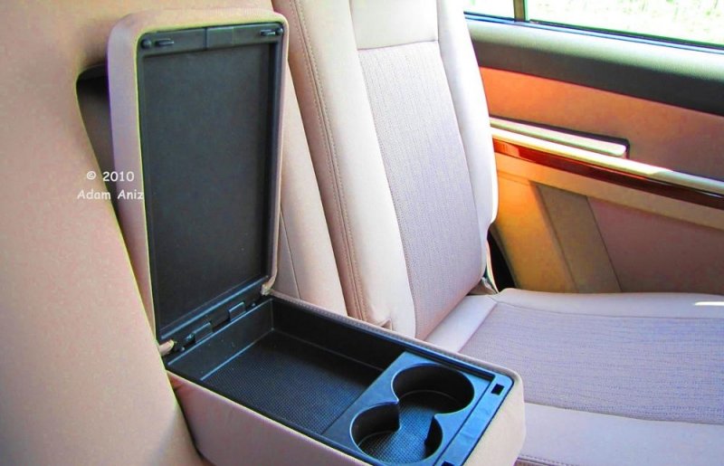 Tata-Aria-Rear-Seat-Armrest-Storage-&-Storage.jpg