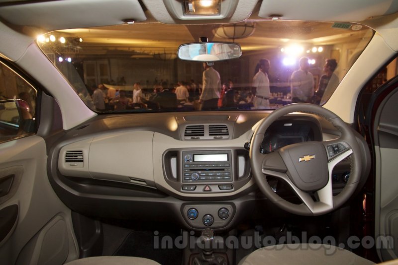 2017-Chevrolet-Spin-dashboard-unveiled-in-Delhi.jpg