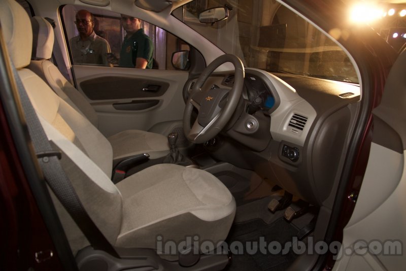 2017-Chevrolet-Spin-front-cabin-unveiled-in-Delhi.jpg