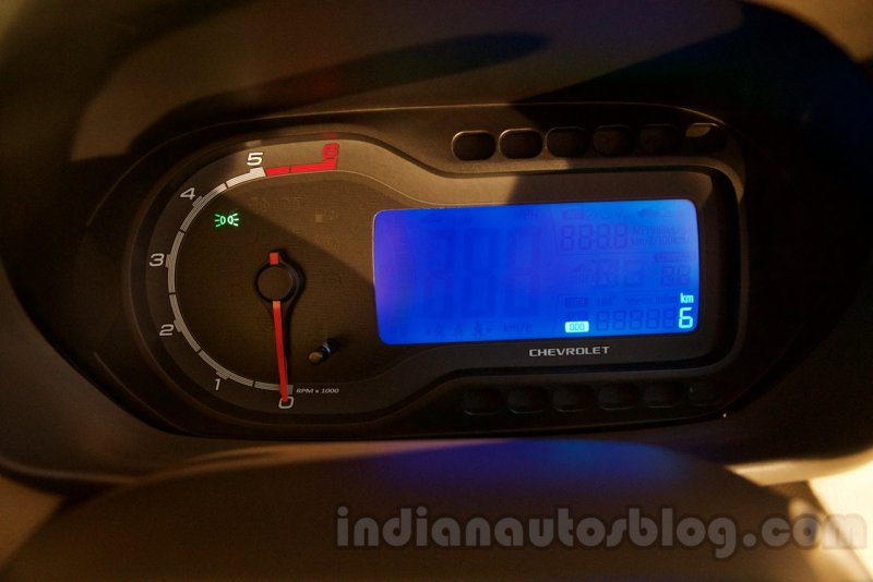 2017-Chevrolet-Spin-instrument-cluster-unveiled-in-Delhi.jpg