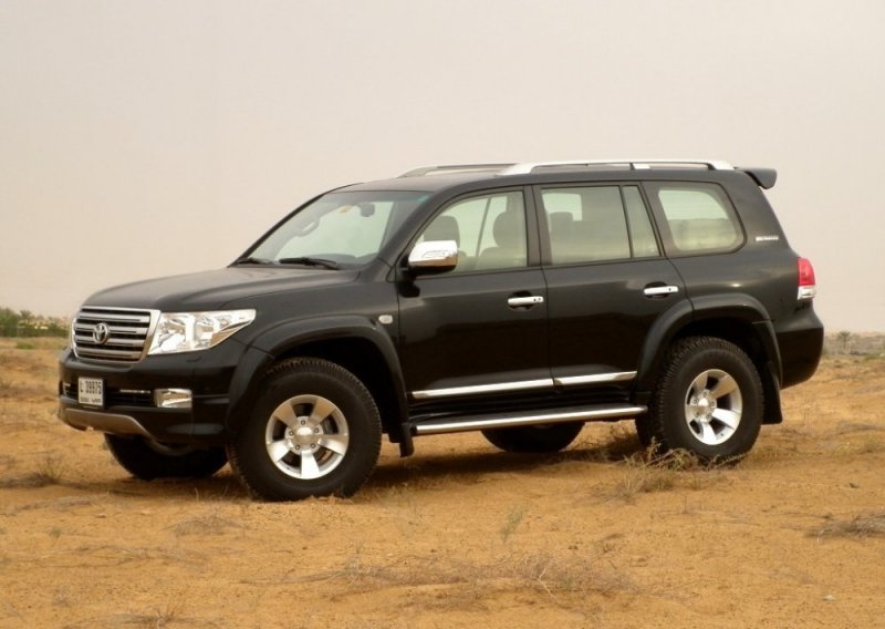 2011-Toyota-Land-Cruiser-5.7-Xtreme-2.jpg