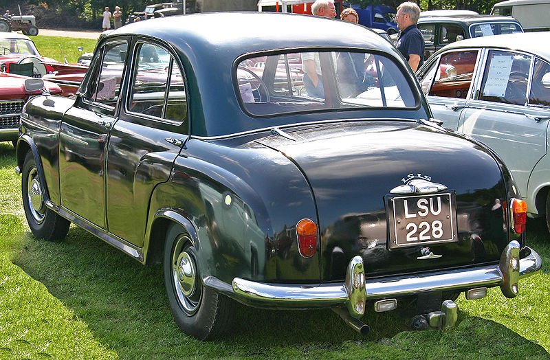 800px-Morris_Isis_Series_I_rear.jpg