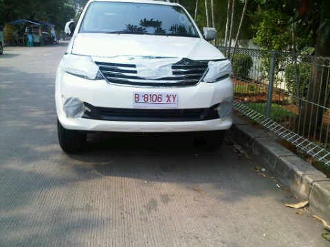 Toyota-Fortuner-Facelift-SPIED.jpg