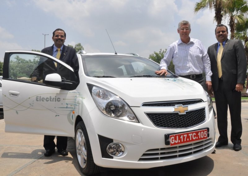 Chevrolet-Beat-Battery-Electric-Vehicle-with-Mr.-P-Balendran-Vice-President-Mr.-Karl-Slym-Presid.jpg