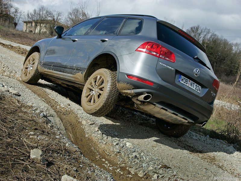 Volkswagen-Touareg_2011_800x600_wallpaper_31.jpg