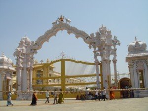 maha-lakshmi-golden-temple-entrance-.jpg