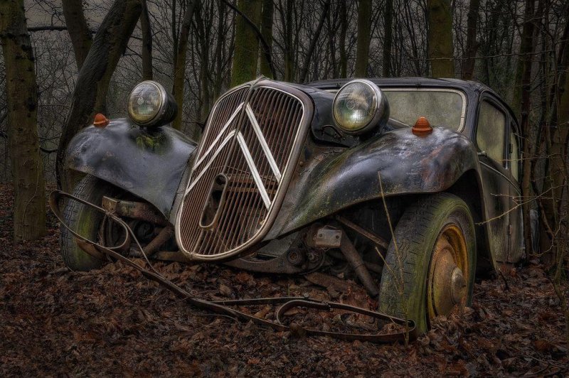 vintage-car-abandoned-2.jpg