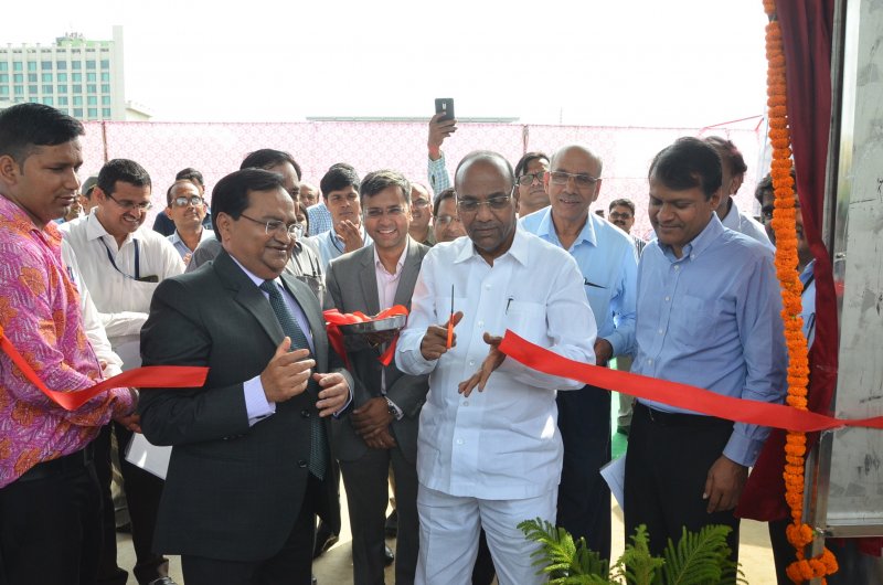 Shri Anant Geete, Hon'ble Minister inaugurating the SmartE EV charging hub in presence of Goldie.JPG