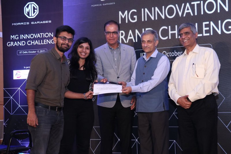 Mr. Rajeev Chaba, President and MD, MG Motor India awarding the Best Prototype Award Prize Winne.jpg