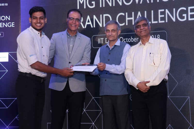 Mr. Rajeev Chaba, President and MD, MG Motor India awarding the Popular Choice Award Winner Auto.jpg