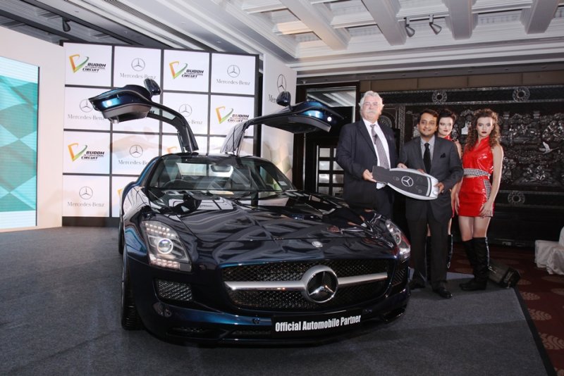 Pic1-Mr. Peter Honegg, Managing Director & CEO, Mercedes-Benz India with Sameer Gaur, Managing D.JPG