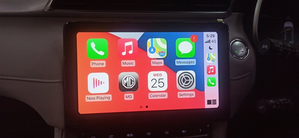 MG Astor screen with Apple CarPlay and Android Auto.jpg