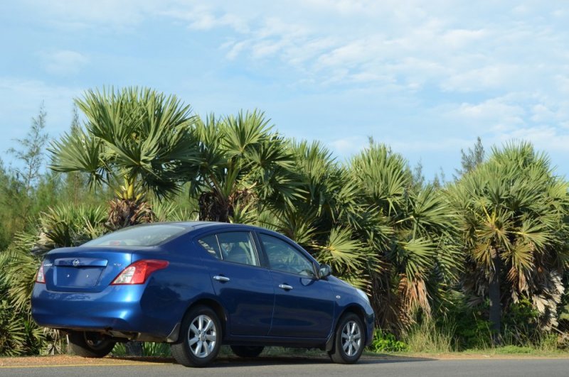 Nissan Sunny Rear.jpg