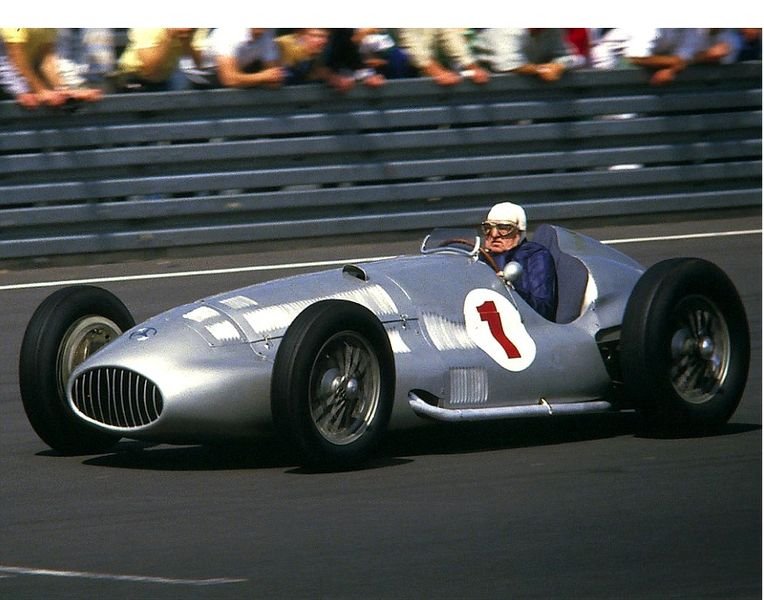 Hermann Lang  in mercedes w154 morden.jpg