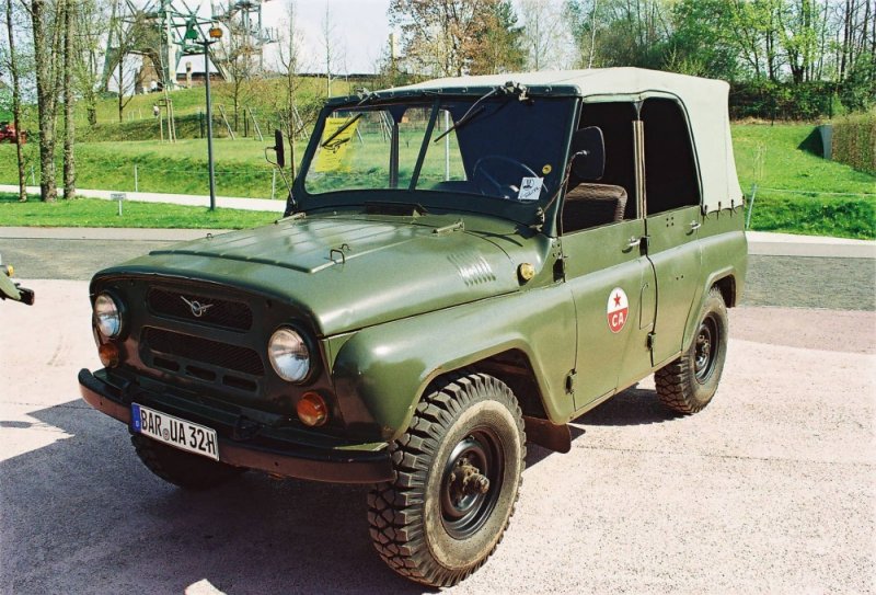 2010-UAZ-469-green-front.jpg