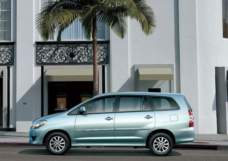 2012-Toyota-Innova-MPV-8.jpg