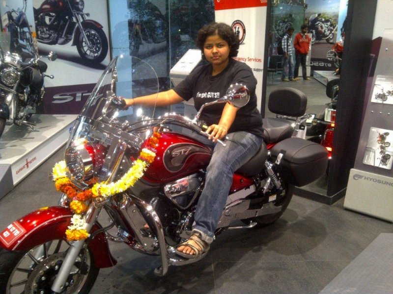 Priyanka-Dangi-the-first-woman-customer-of-Garware-Motors-along-with-her-new-Hyosung-ST7-Royale.jpg