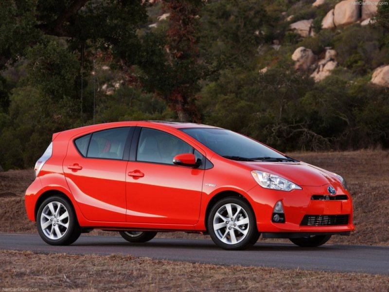 Toyota-Prius_C_2012_1024x768_wallpaper_02.jpg