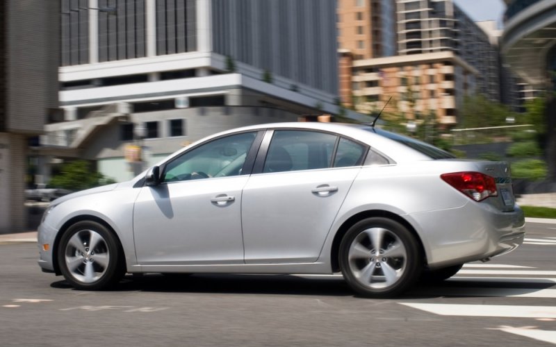 2012-Chevrolet-Cruze-LT-sedan-profile.jpg