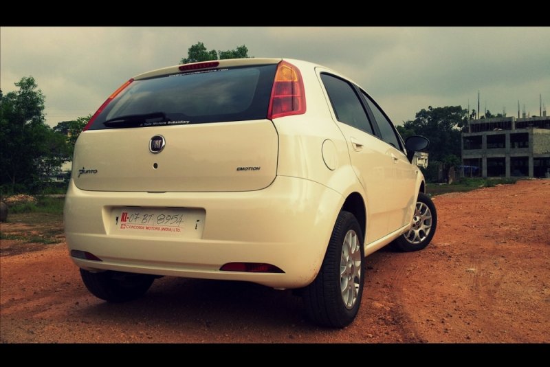 Fiat Grande Punto Emotion MJD BNW 4.jpg