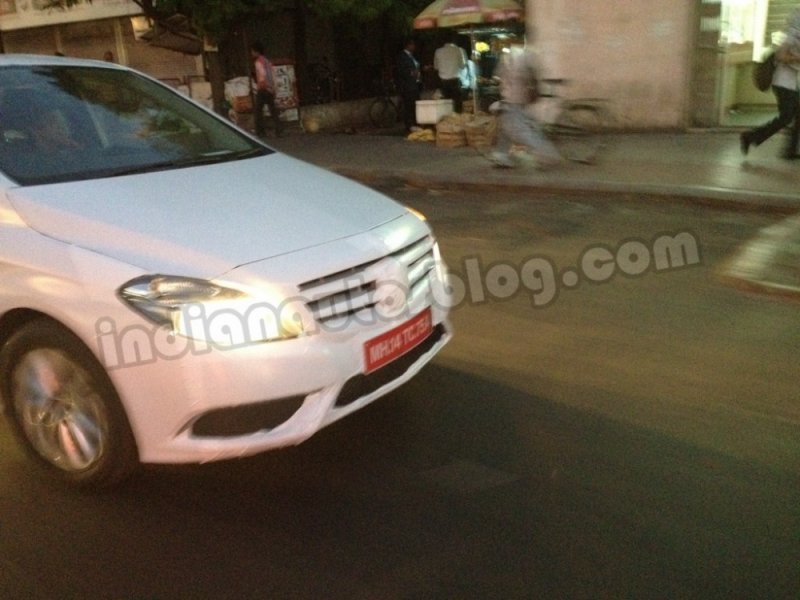 Mercedes-Benz-B-Class-spied-in-Pune-1.jpg