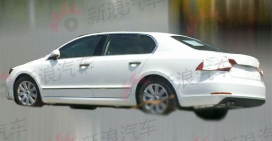 2013-Skoda-Superb-Luxury-Saloon-Facelift-Spyshot-2.jpg