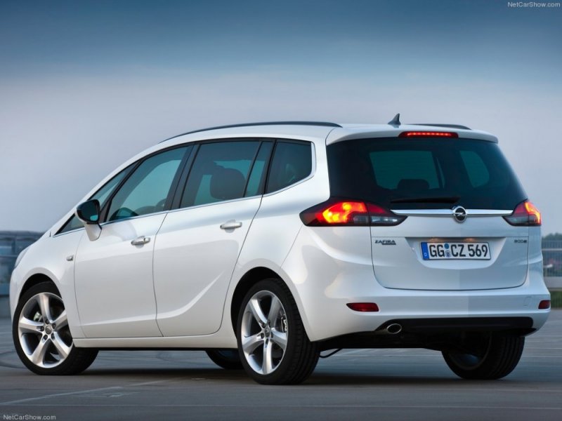 Opel-Zafira_Tourer_2012_1024x768_wallpaper_1a.jpg