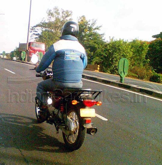 2012-Bajaj-Boxer-BM100-Low-Cost-Commuter-Motorcycle-Spyshot-2.jpg