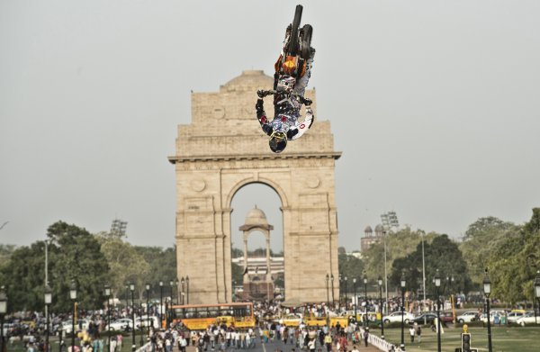 SetWidth600-Red-Bull-X-Fighters-Jam-debut-in-front-of-the-iconic-India-Gate.jpg