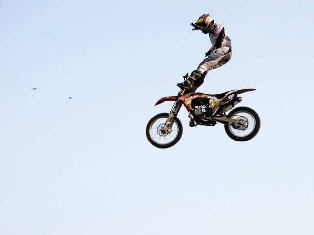 red-bull-x-fighters-jams-new-delhi-clif-hanger-02072012_640x480.jpg