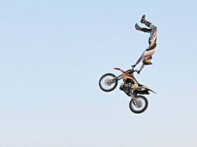 red-bull-x-fighters-jams-new-delhi-superman-1-02072012_640x480.jpg