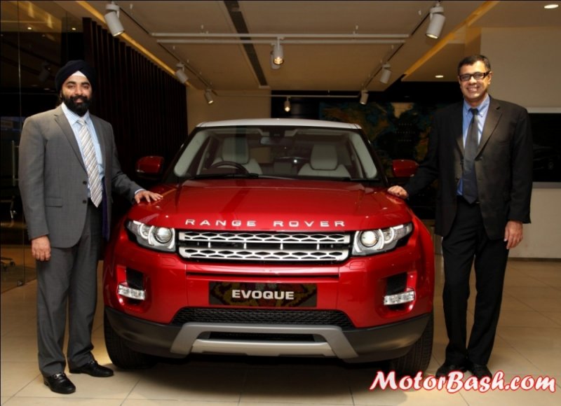 L-R-Mr.-Rohit-Suri-Head-Premier-Car-Division-Jaguar-Land-Rover-India-and-Mr.-Parvinder-Singh-Dea.jpg