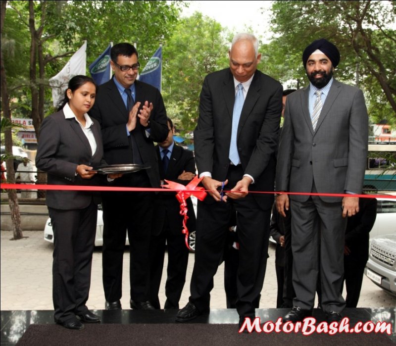 R-L-Mr.-Rohit-Suri-Head-Premier-Car-Division-Jaguar-Land-Rover-India-with-Mr.-P.M.-Telang-and-Mr.jpg